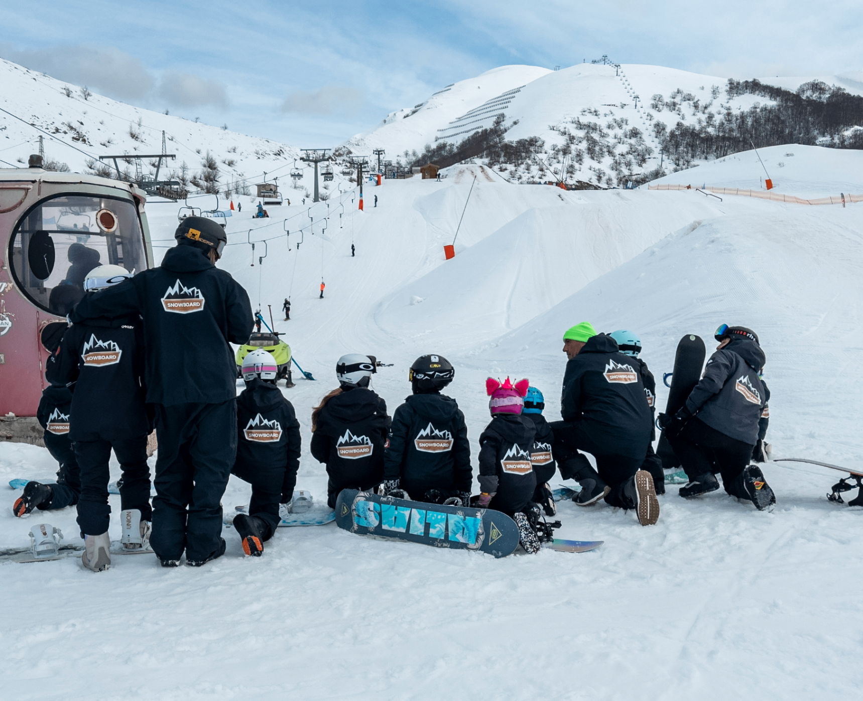 Gruppo Math Snowboard con bambini sulla neve a Pescocostanzo