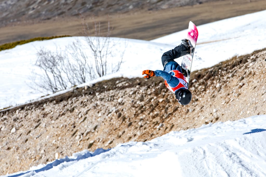 Snowboarder freestyle in azione sulle piste di Roccaraso e Pescocostanzo