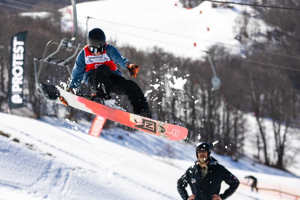 Snowboarder freestyle in azione sulle piste di Roccaraso e Pescocostanzo