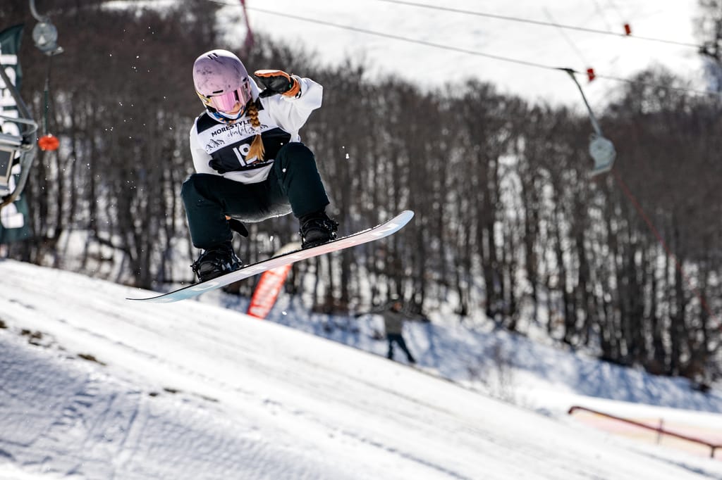 Snowboarder freestyle in azione sulle piste di Roccaraso e Pescocostanzo