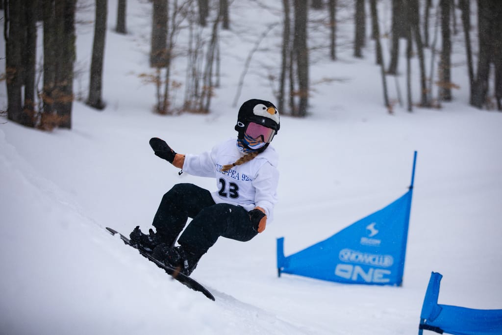 Snowboarder freestyle in azione sulle piste di Roccaraso e Pescocostanzo