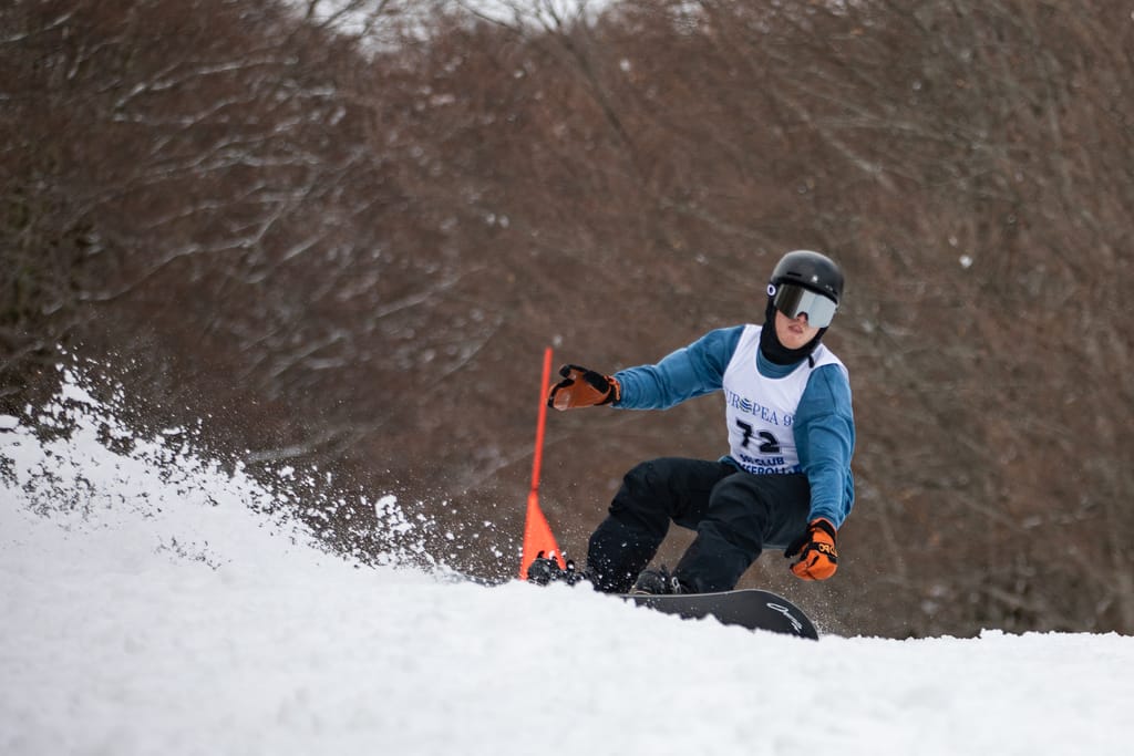 Snowboarder freestyle in azione sulle piste di Roccaraso e Pescocostanzo